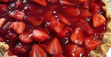 Classic Strawberry No-Bake Pie with a Glossy Jelly Glaze